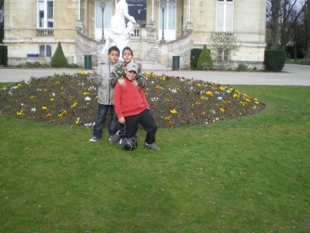 nous devant la mairie